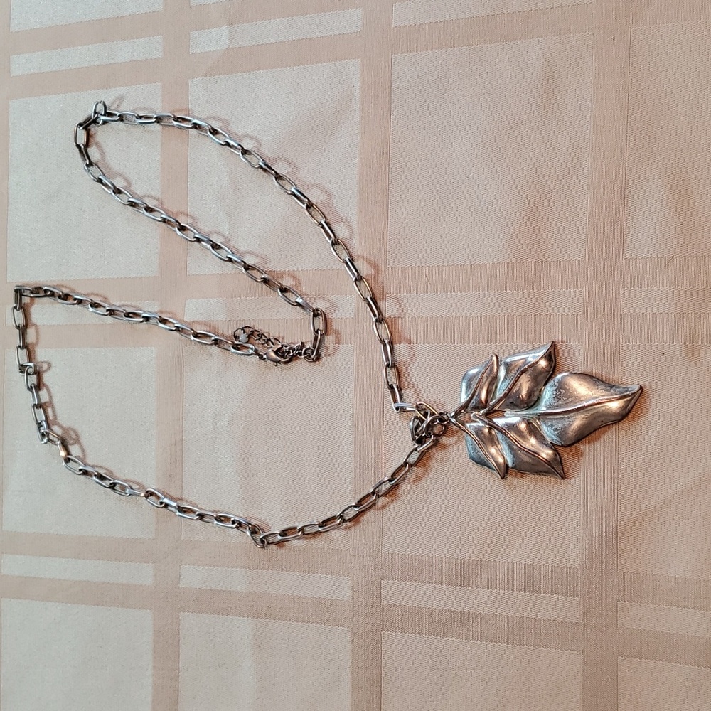 🌟Silver Colored Leaf Pendant W/ Silver 32" Chain